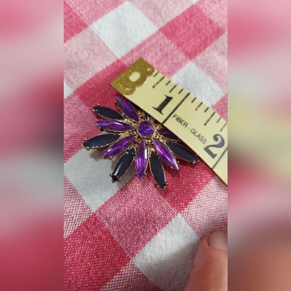 Vintage Brooch Gold Tone Faceted Purple Plastic Stones - Picture 2 of 4